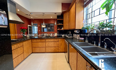 CASA EN VENTA FRENTE A PARQUE CON AREA SOCIAL CERRADA Y JARDIN AMPLIO