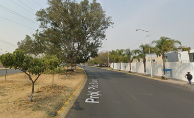 Paseo de Castilla, San Isidro, Zapopan, Jalisco, México.  Hermosa casa en remate bancario. Oportunidad única de inversión. no créditos.