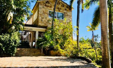 ENORME CASA EN VENTA de 8 recámaras en Acapulco