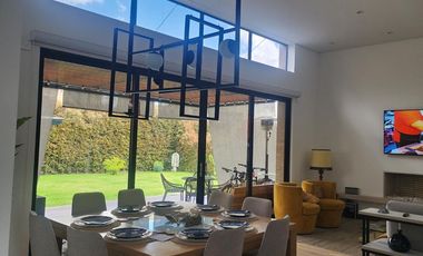 VENDO CASA  CONDOMINIO, COTA DOS PISOS DIVINA, 215 METROS, LOTE 750 METROS, 5 HABITACIONES, 6 BAÑOS, 1 ESTUDIO, ESTRATO5, NO PERMUTAS, LA CASA ESTA LI