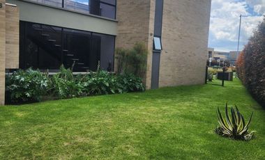 VENDO CASA  CONDOMINIO, COTA DOS PISOS DIVINA, 215 METROS, LOTE 750 METROS, 5 HABITACIONES, 6 BAÑOS, 1 ESTUDIO, ESTRATO5, NO PERMUTAS, LA CASA ESTA LI