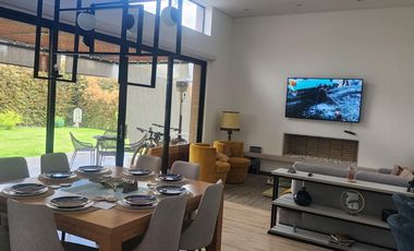 VENDO CASA  CONDOMINIO, COTA DOS PISOS DIVINA, 215 METROS, LOTE 750 METROS, 5 HABITACIONES, 6 BAÑOS, 1 ESTUDIO, ESTRATO5, NO PERMUTAS, LA CASA ESTA LI