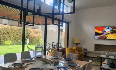 VENDO CASA  CONDOMINIO, COTA DOS PISOS DIVINA, 215 METROS, LOTE 750 METROS, 5 HABITACIONES, 6 BAÑOS, 1 ESTUDIO, ESTRATO5, NO PERMUTAS, LA CASA ESTA LI