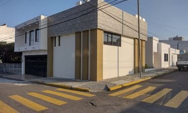 Casa en venta en Esquina de 4 Recamaras con Alberca en el Fraccionamiento Reforma Veracruz, Ver.