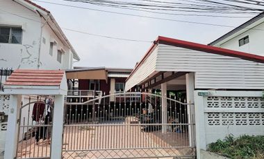 Very good price!! The house is designed like no other!! Near BTS Saphan Mai, 1 storey detached house for sale, Soi Phaholyothin 52, area 51 square wah, 2 bedrooms, 2 bathrooms, 1 kitchen, with a garage, and a classic gazebo in front of the house.