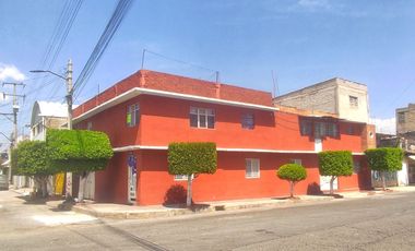 Casa amplia a 5 minutos del metro Ecatepec. Con 6 departamentos.
