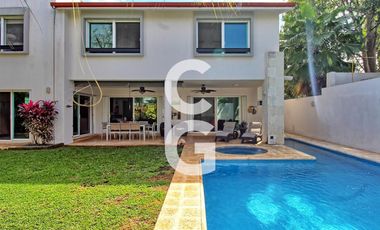 Casa en Venta en Cancun en Residencial Villa Magna con Alberca y Jardín