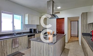 Casa en Venta en Cancun en Residencial Villa Magna con Alberca y Jardín