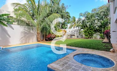 Casa en Venta en Cancun en Residencial Villa Magna con Alberca y Jardín