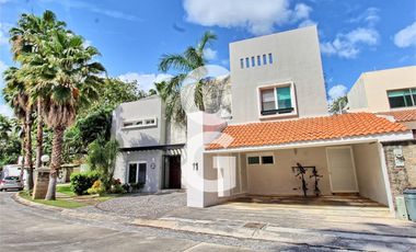 Casa en Venta en Cancun en Residencial Villa Magna con Alberca y Jardín
