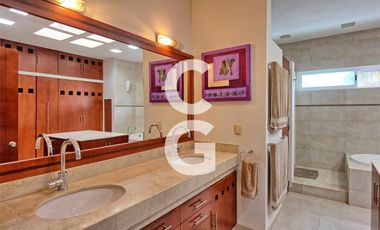 Casa en Venta en Cancun en Residencial Villa Magna con Alberca y Jardín