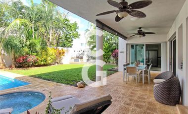 Casa en Venta en Cancun en Residencial Villa Magna con Alberca y Jardín