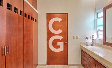 Casa en Venta en Cancun en Residencial Villa Magna con Alberca y Jardín