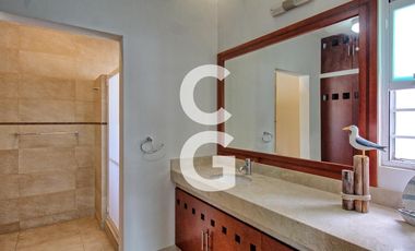 Casa en Venta en Cancun en Residencial Villa Magna con Alberca y Jardín