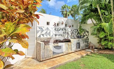 Casa en Venta en Cancun en Residencial Villa Magna con Alberca y Jardín