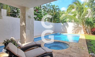Casa en Venta en Cancun en Residencial Villa Magna con Alberca y Jardín