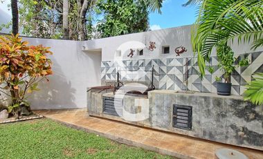 Casa en Venta en Cancun en Residencial Villa Magna con Alberca y Jardín
