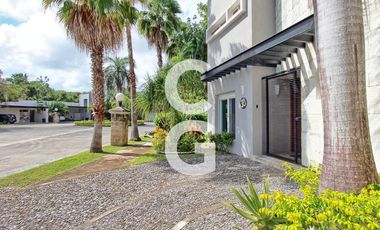 Casa en Venta en Cancun en Residencial Villa Magna con Alberca y Jardín