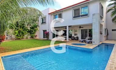 Casa en Venta en Cancun en Residencial Villa Magna con Alberca y Jardín