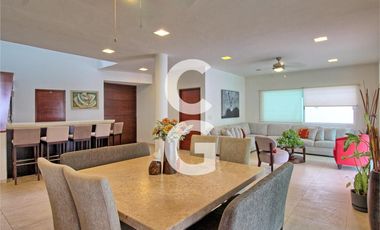 Casa en Venta en Cancun en Residencial Villa Magna con Alberca y Jardín