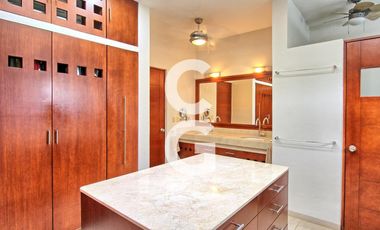 Casa en Venta en Cancun en Residencial Villa Magna con Alberca y Jardín