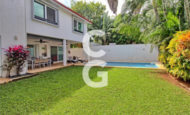 Casa en Venta en Cancun en Residencial Villa Magna con Alberca y Jardín