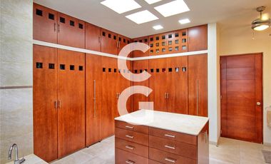 Casa en Venta en Cancun en Residencial Villa Magna con Alberca y Jardín