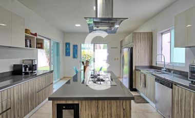 Casa en Venta en Cancun en Residencial Villa Magna con Alberca y Jardín