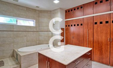 Casa en Venta en Cancun en Residencial Villa Magna con Alberca y Jardín