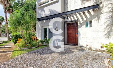 Casa en Venta en Cancun en Residencial Villa Magna con Alberca y Jardín