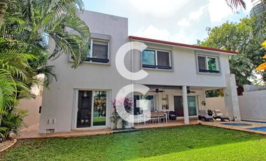 Casa en Venta en Cancun en Residencial Villa Magna con Alberca y Jardín