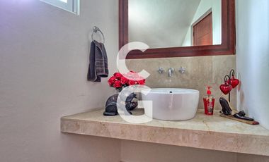 Casa en Venta en Cancun en Residencial Villa Magna con Alberca y Jardín