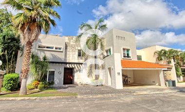 Casa en Venta en Cancun en Residencial Villa Magna con Alberca y Jardín
