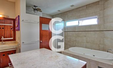 Casa en Venta en Cancun en Residencial Villa Magna con Alberca y Jardín