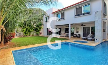 Casa en Venta en Cancun en Residencial Villa Magna con Alberca y Jardín
