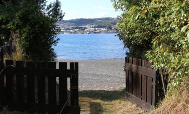 campo de 11 hectáreas en Chiloé, a 30 metros del mar y playa. cabaña con Luz y agua potable.