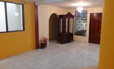 Casa de alquiler en La Alborada, 3 dormitorios, parqueo cerrado.