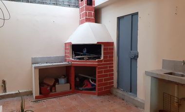 Casa de alquiler en La Alborada, 3 dormitorios, parqueo cerrado.