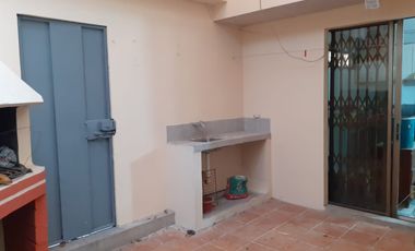 Casa de alquiler en La Alborada, 3 dormitorios, parqueo cerrado.