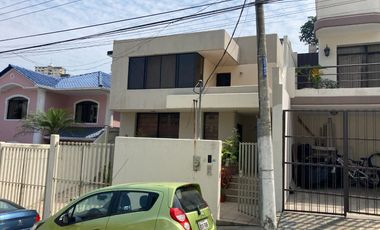 Venta de amplia casa en Ceibos Norte, via a la Costa Guayaquil