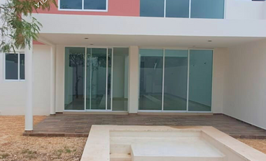 Casa en venta para entrega inmediata en Mérida con alberca privada