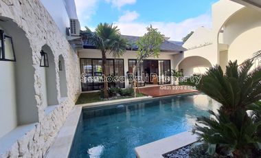 Brand new villa 3 bedrooms 240m2 di Jimbaran