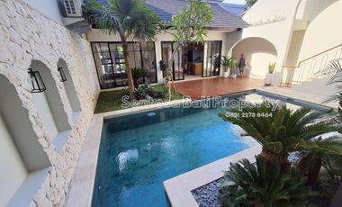 Brand new villa 3 bedrooms 240m2 di Jimbaran