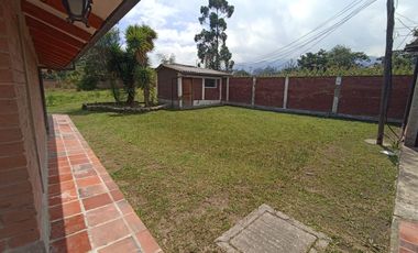 Vendo un Terreno con Casa en Pifo