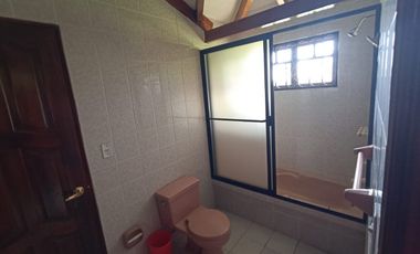 Vendo un Terreno con Casa en Pifo
