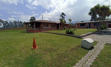 Vendo un Terreno con Casa en Pifo