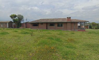 Vendo un Terreno con Casa en Pifo
