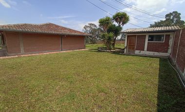 Vendo un Terreno con Casa en Pifo