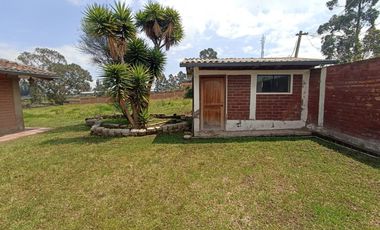 Vendo un Terreno con Casa en Pifo