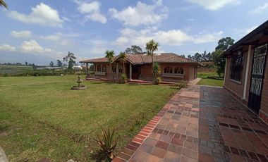 Vendo un Terreno con Casa en Pifo